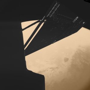 Berühmte und für die unbemannte Raumfahrt einzigartige Aufnahme: Lander Philae fotografiert ein Solarpaneel der Muttersonde Rosetta und dahinter Planet Mars während des Vorbeiflugs im Februar 2007.  (ESA)