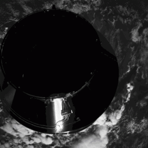 Herschels Visual Monitoring Camera zeigt die Abtrennung vom Nutzlastadapter Sylda 5 mit Planck, der sich erst zwei Minuten darauf abtrennte. Die Aufnahme wurde rund 1.150 Kilometer über Ostafrika aufgenommen.  (ESA)